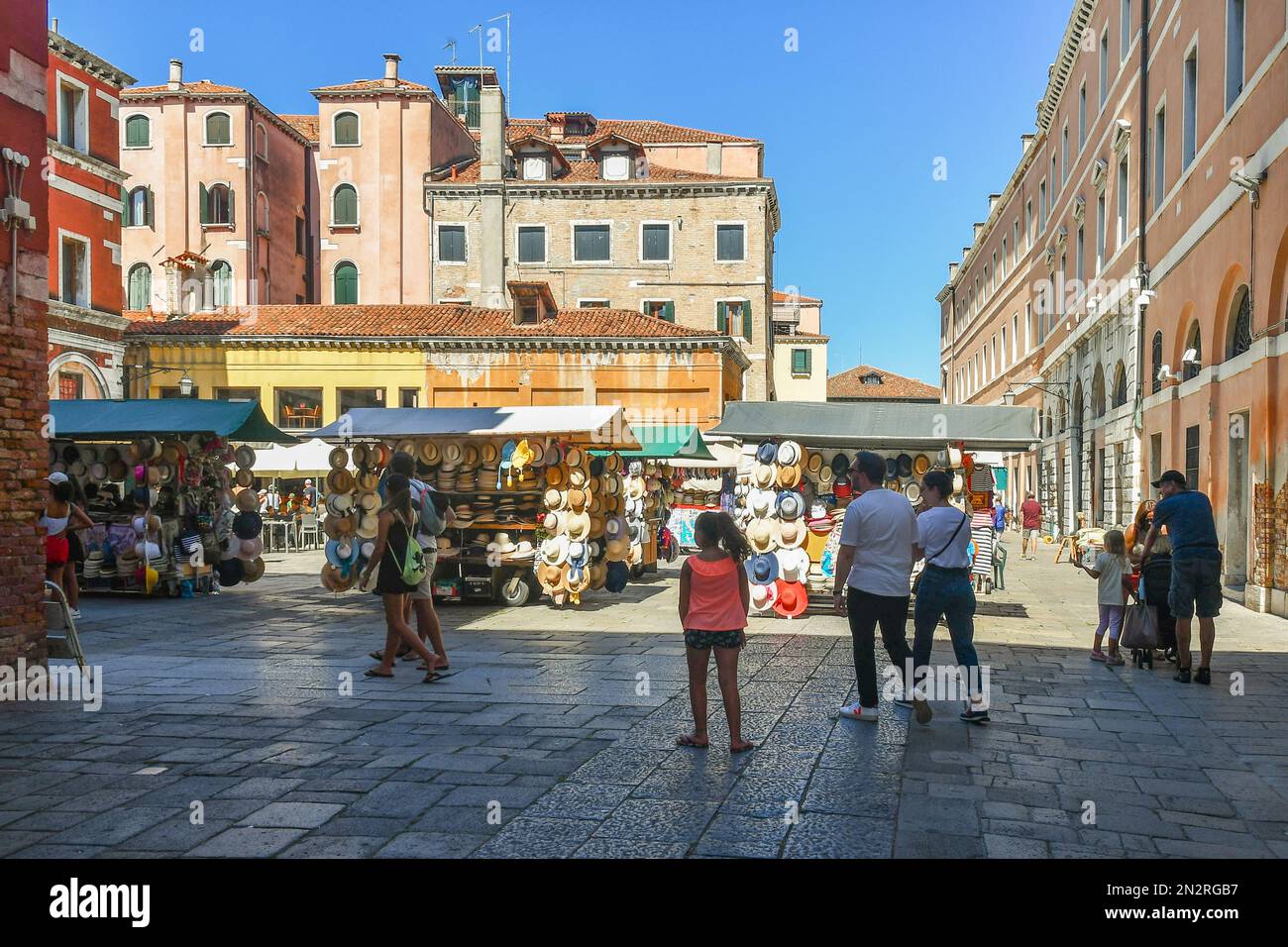 Verkaufsstände für Touristen im Campo Cesare Battisti, auch bekannt als Campo Bella Vienna, einem Platz im Viertel San Polo, Venedig, Veneto, Italien Stockfoto