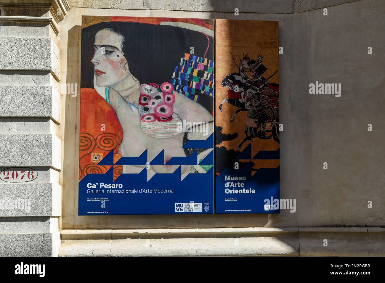 Werbeschild des Palastes Cà Pesaro, Sitz der Internationalen Galerie für Moderne Kunst und des Museums für orientalische Kunst, Venedig, Veneto, Italien Stockfoto