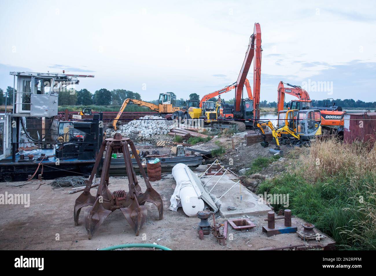 Brody, Woiwodschaft Lubusz, Polen. 15. Aug. 2022. Baumaschinen, die Regelarbeiten am Fluss Odra durchführen, um ihn an die Wasserstraße der Klasse III im Dorf Brody anzupassen. Die Odra ist eine wichtige Kommunikationsroute, sie ist Teil der Wasserstraße E30, die die Ostsee mit der Donau in Bratislava verbindet. Die Wasserstraße E30 in Polen erstreckt sich über die Odra von der Grenze zur Tschechischen Republik bis nach Swinoujscie, wo sich das LNG-Terminal Swinoujscie befindet.WWF Deutschland und Experten des Leibniz-Instituts für Süßwasserökologie und Binnenfischerei der IGB fordern die Einstellung Stockfoto