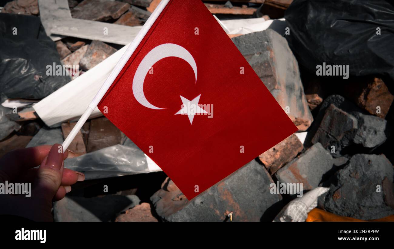 Nationalflagge der Türkei auf dem gebrochenen Boden, Erdbebenkonzept 2023 Tragödie. Hochwertiges Foto Stockfoto