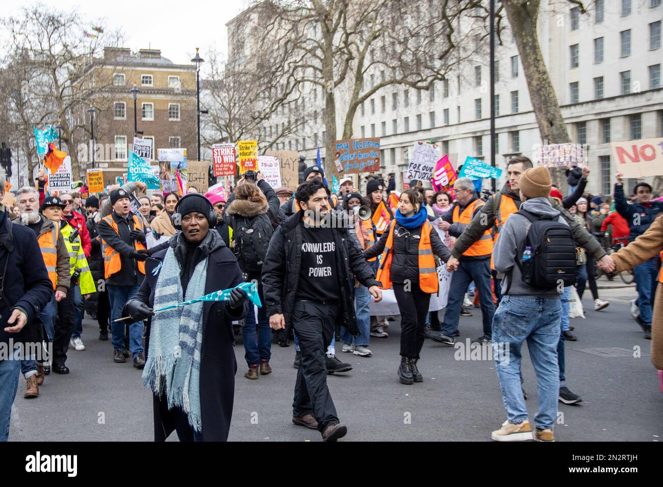 London, Großbritannien - 1. Februar 2023. Demonstranten in Whitehall nach dem Marsch von der BBC in Protect the Right to Strike and Pay Up march. Tausende Lehrer arbeiten Stockfoto