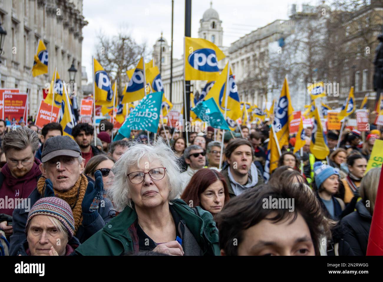 London, Großbritannien - 1. Februar 2023. Demonstranten in Whitehall nach dem Marsch von der BBC in Protect the Right to Strike and Pay Up march. Tausende Lehrer arbeiten Stockfoto
