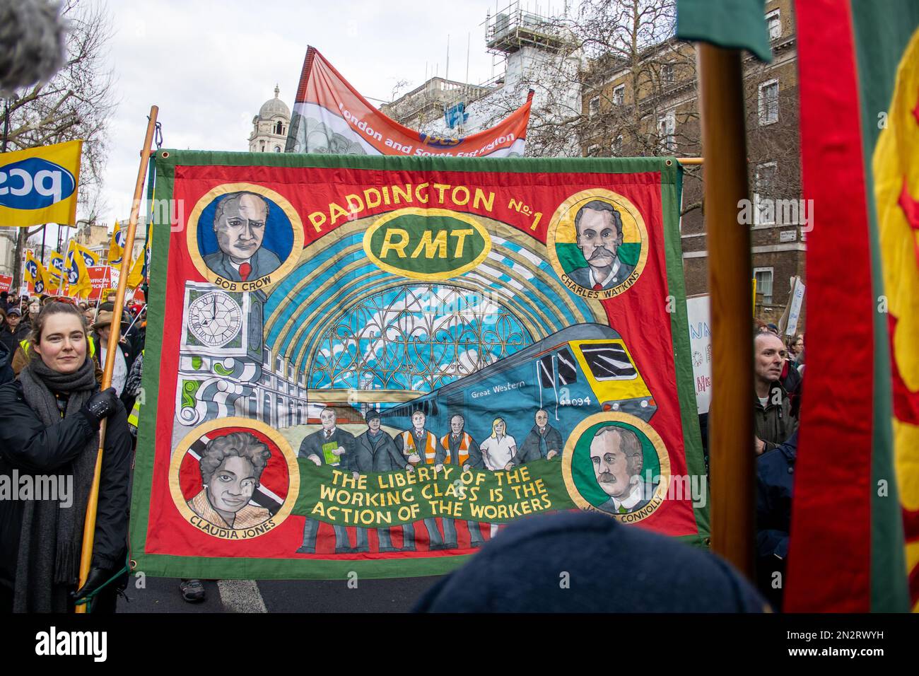 London, Großbritannien - 1. Februar 2023. Demonstranten in Whitehall nach dem Marsch von der BBC in Protect the Right to Strike and Pay Up march. Tausende Lehrer arbeiten Stockfoto