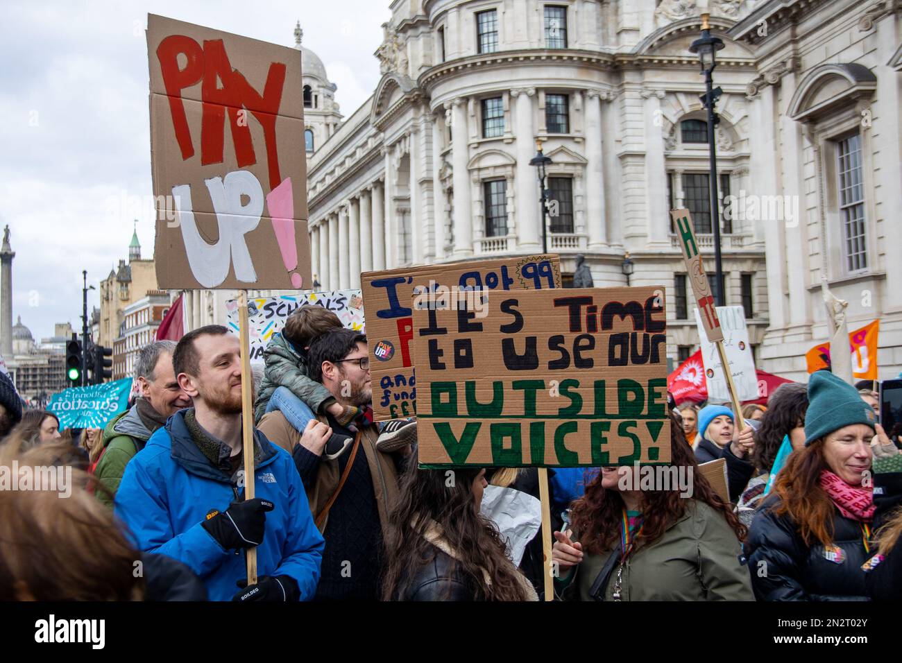 London, Großbritannien - 1. Februar 2023. Demonstranten in Whitehall nach dem Marsch von der BBC in Protect the Right to Strike and Pay Up march. Tausende Lehrer arbeiten Stockfoto