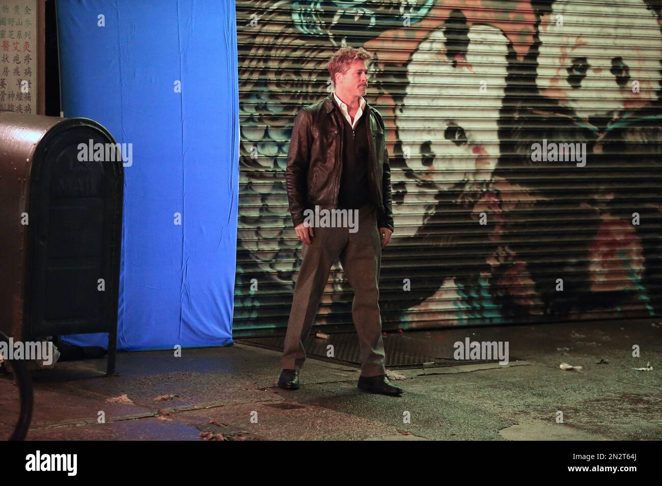 Die Schauspieler George Clooney und Brad Pitt drehen am 6. Februar 2023 in  Chinatown ihren neuen Apple TV-Thriller „Wolves“ in New York, New York.  Foto: Sipa USA Stockfotografie - Alamy