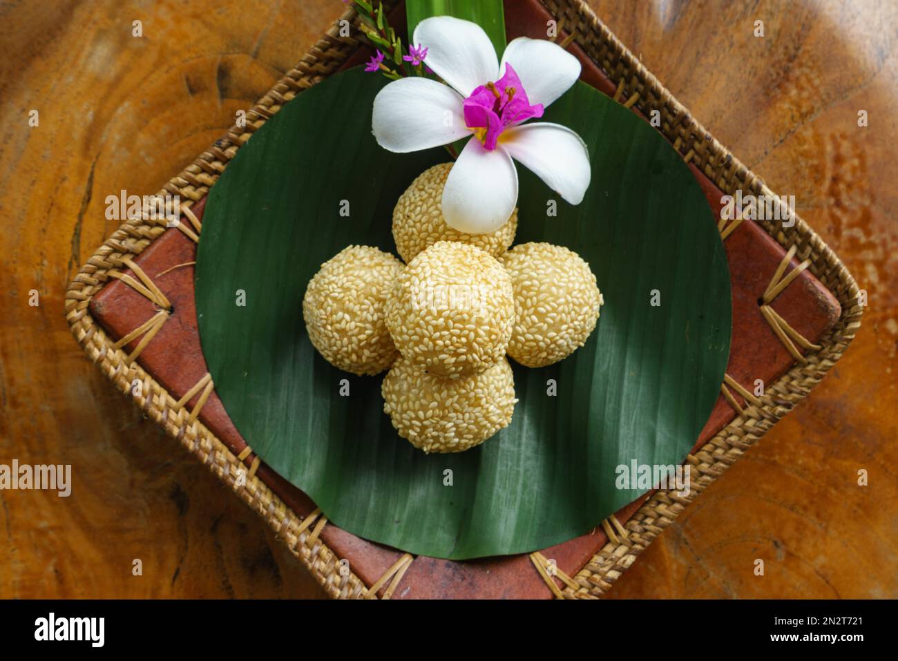 Blick von oben auf eine Schüssel traditioneller indonesischer Onde onde Bälle mit Sesamsamen Stockfoto