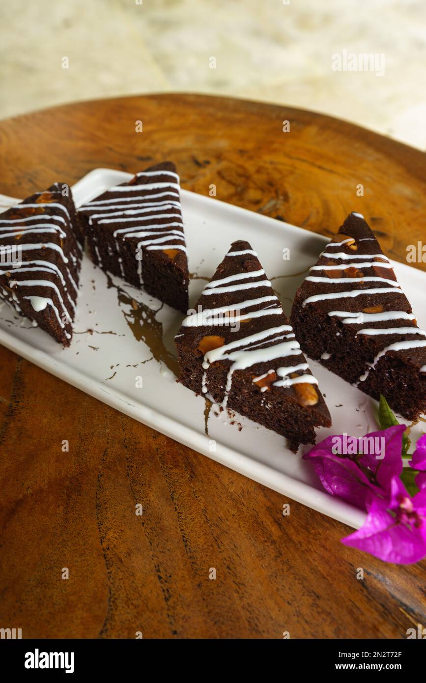 Nahaufnahme von vier Scheiben Schokoladenkuchen mit Glasur Stockfoto