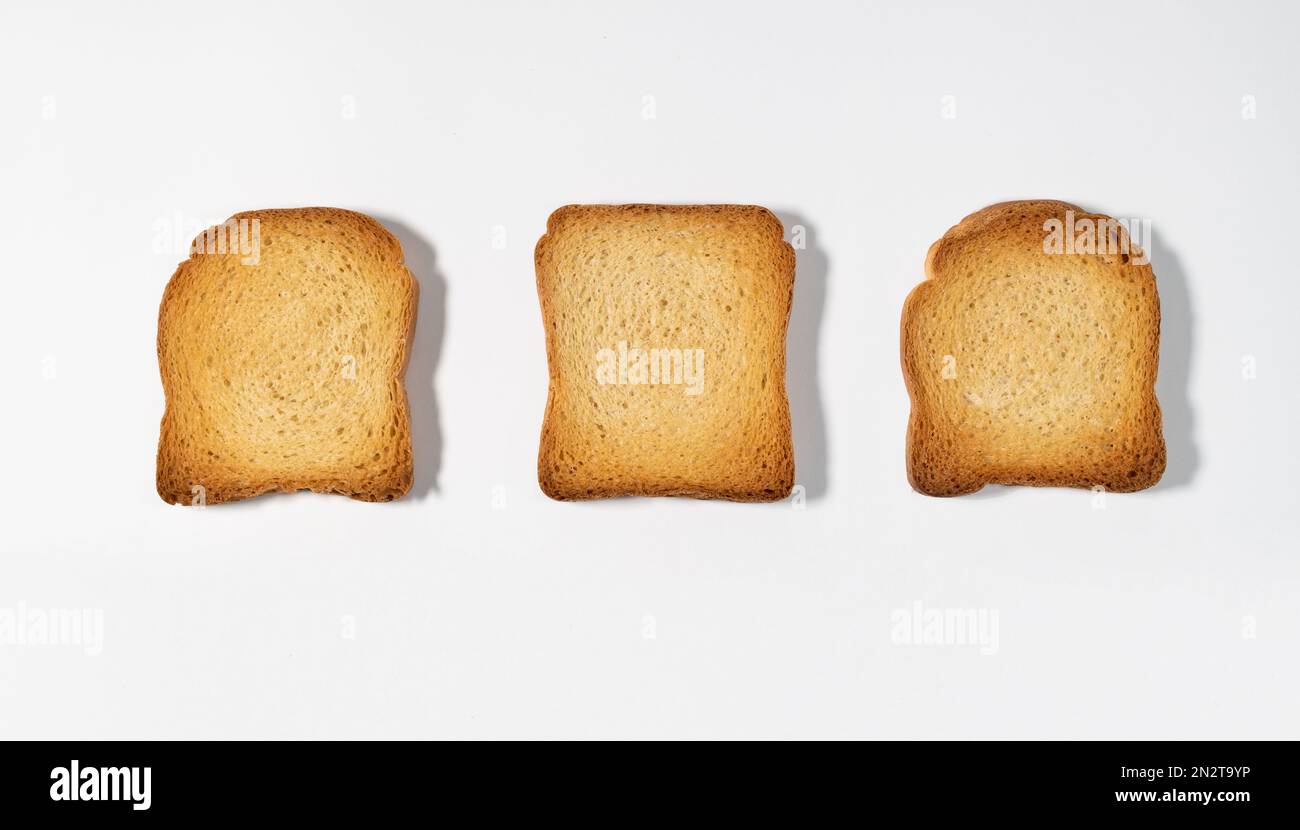 Draufsicht auf knusprige Vollkornkekse Brot zerkleinert verschiedene Toastscheiben isoliert auf weißem Hintergrund Stockfoto