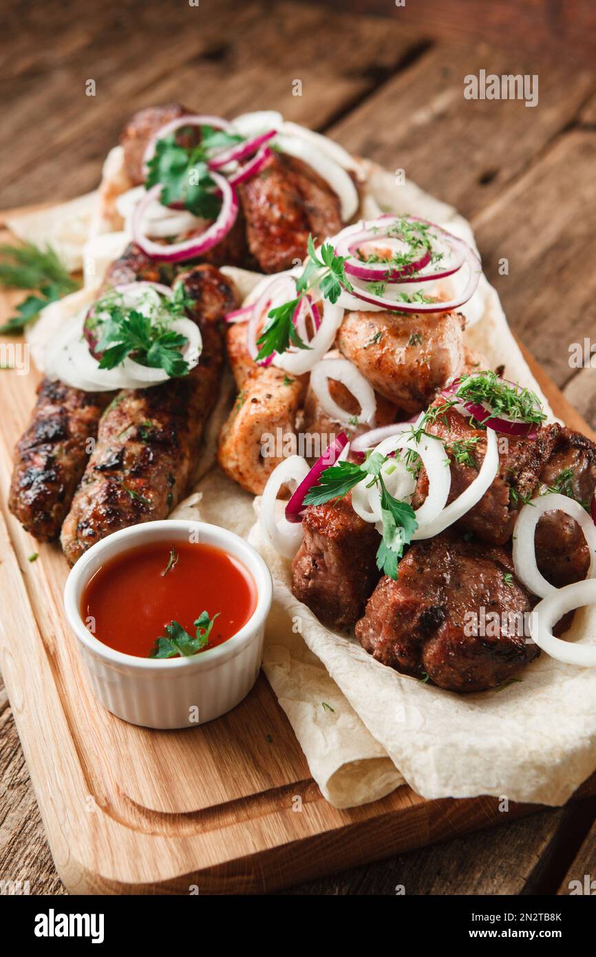 Auswahl an gegrilltem Fleisch. Leckeres Mittagessen. Stockfoto