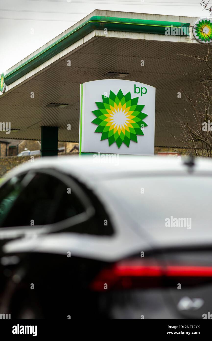 West Yorkshire, Großbritannien. 7. Februar 2023. BP Petrol Station, Godley, Halifax, West Yorkshire Energy Riese BP hat Rekordjahresgewinne gemeldet, als es Pläne zur Reduzierung der Öl- und Gasmenge bis 2030 verkleinerte. Die Gewinne des Unternehmens verdoppelten sich im Jahr 2022 mehr als auf 27,7bn $ (23bn £), als die Energiepreise nach dem russischen Einmarsch in die Ukraine in die Höhe schnellten. Andere Energiefirmen verzeichneten ähnliche Steigerungen: Shell meldete in der vergangenen Woche Rekordgewinne von fast 40bn US-Dollar. Dies hat zu Forderungen an Energieunternehmen geführt, mehr Steuern zu zahlen, wenn die Rechnungen der Menschen in die Höhe schnellen. Kredit: Windmill Images/Alamy Live News Stockfoto