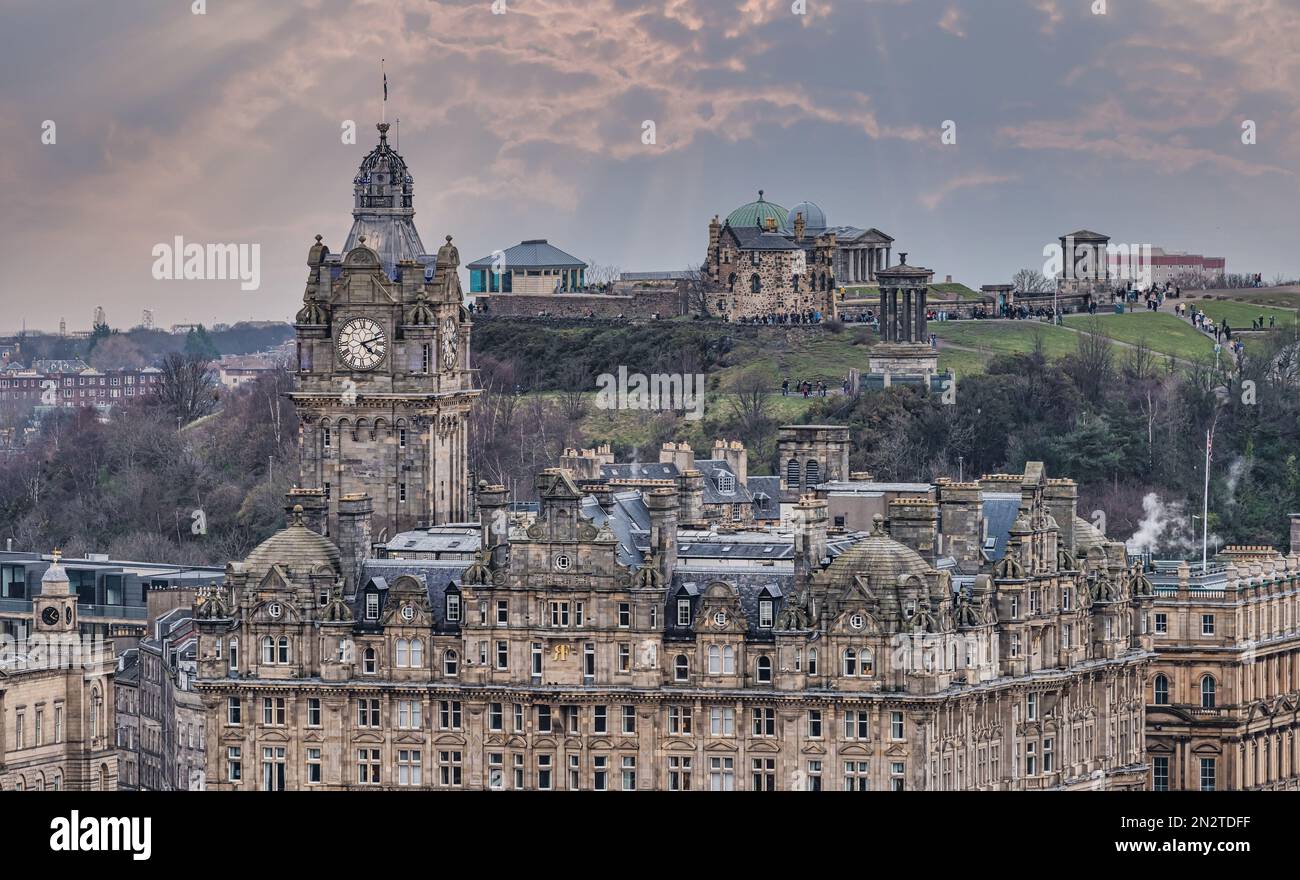 Blick auf den Uhrenturm und das Observatorium des Balmoral Hotels auf Calton Hill, Edinburgh, Schottland, Großbritannien Stockfoto