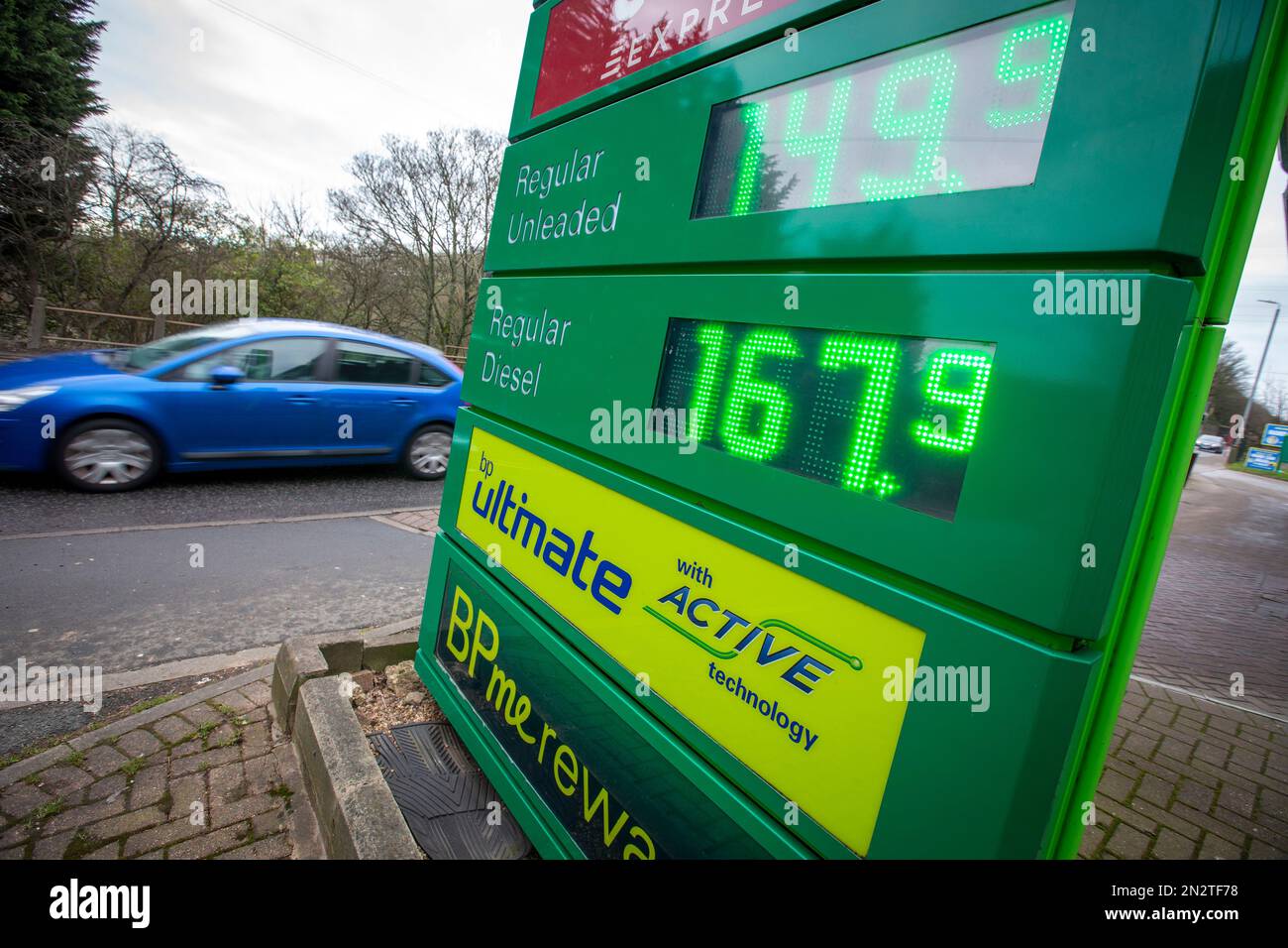 West Yorkshire, Großbritannien. 7. Februar 2023. BP Petrol Station, Godley, Halifax, West Yorkshire Energy Riese BP hat Rekordjahresgewinne gemeldet, als es Pläne zur Reduzierung der Öl- und Gasmenge bis 2030 verkleinerte. Die Gewinne des Unternehmens verdoppelten sich im Jahr 2022 mehr als auf 27,7bn $ (23bn £), als die Energiepreise nach dem russischen Einmarsch in die Ukraine in die Höhe schnellten. Andere Energiefirmen verzeichneten ähnliche Steigerungen: Shell meldete in der vergangenen Woche Rekordgewinne von fast 40bn US-Dollar. Dies hat zu Forderungen an Energieunternehmen geführt, mehr Steuern zu zahlen, wenn die Rechnungen der Menschen in die Höhe schnellen. Kredit: Windmill Images/Alamy Live News Stockfoto