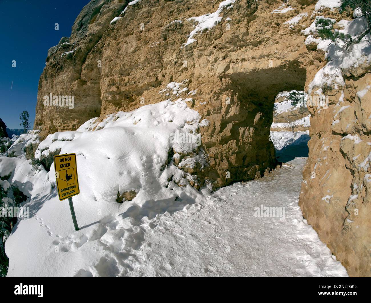Betreten Sie nicht das Schild mit dem gefährlichen Aussichtspunkt am First Tunnel entlang des Bright Angel Trail im Winter, am Südrand, Grand Canyon, Arizona, USA Stockfoto