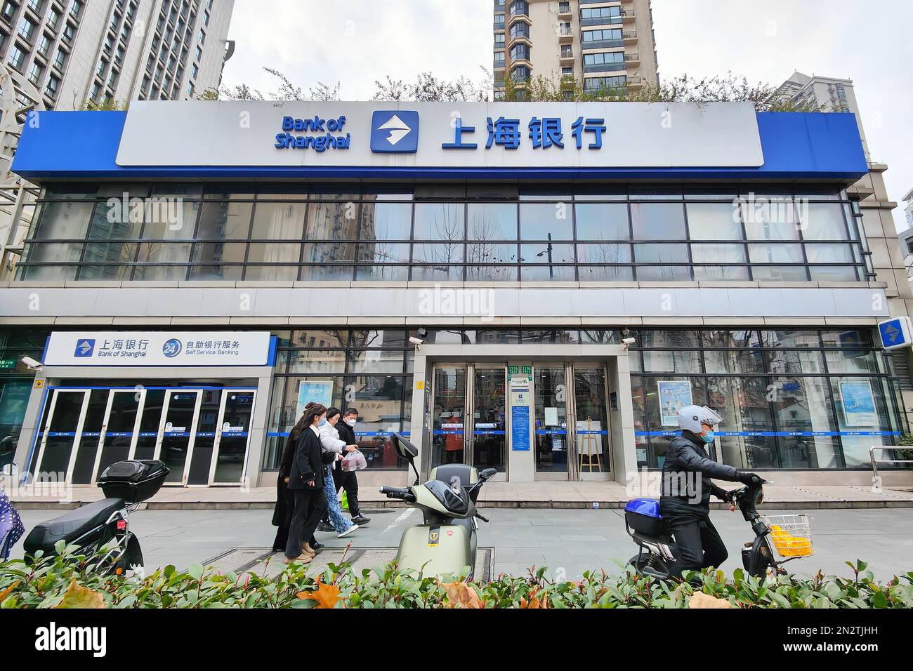 SHANGHAI, CHINA - 7. FEBRUAR 2023 - Menschen gehen vorbei an einer Shanghai Bank in Shanghai, China 7. Februar 2023. Stockfoto