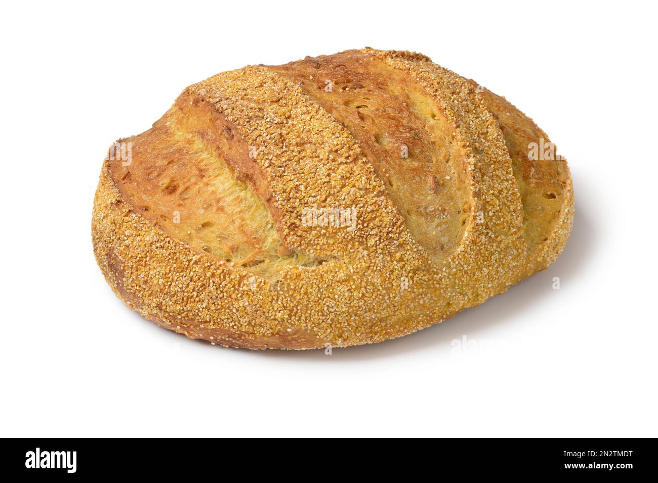 Frisch gebackener Maisbrotlaaf, isoliert auf weißem Hintergrund, Nahaufnahme Stockfoto