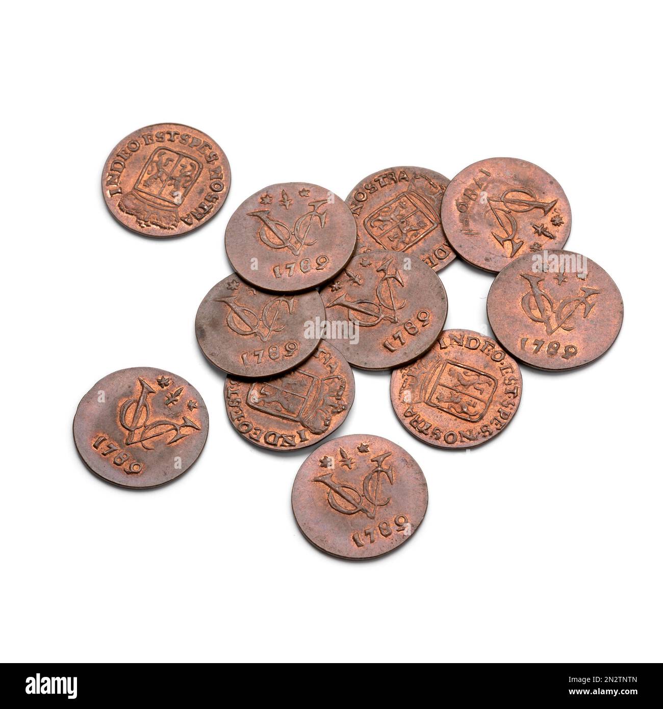 Ein Haufen alter VOC-Münzen aus dem Jahr 1789, isoliert auf weißem Hintergrund Stockfoto