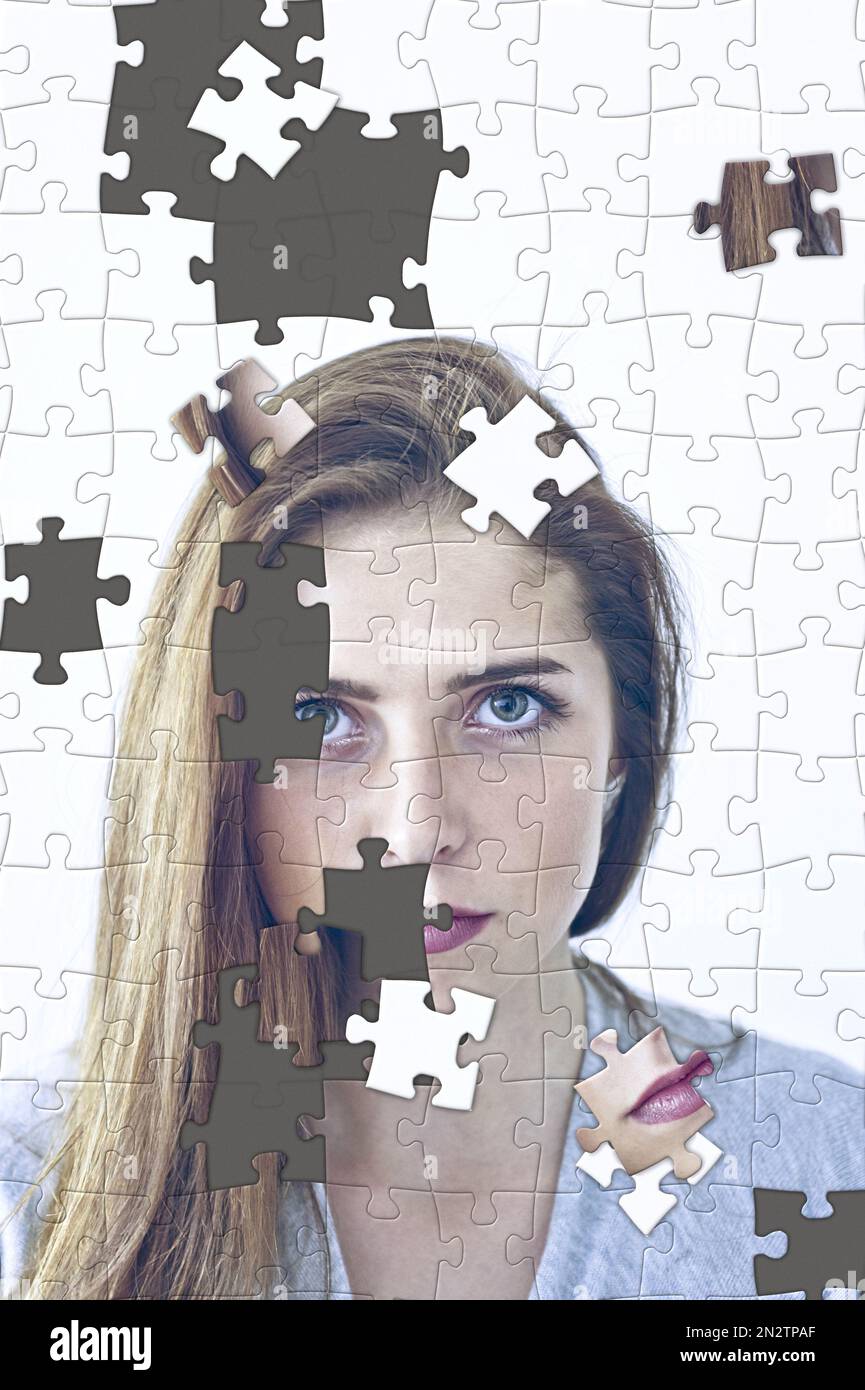Unfertige Puzzle mit verstreuten Stücke, einer Frau Gesicht, Psyche, Psychologie und erschüttert die persönliche Identität Konzept Stockfoto