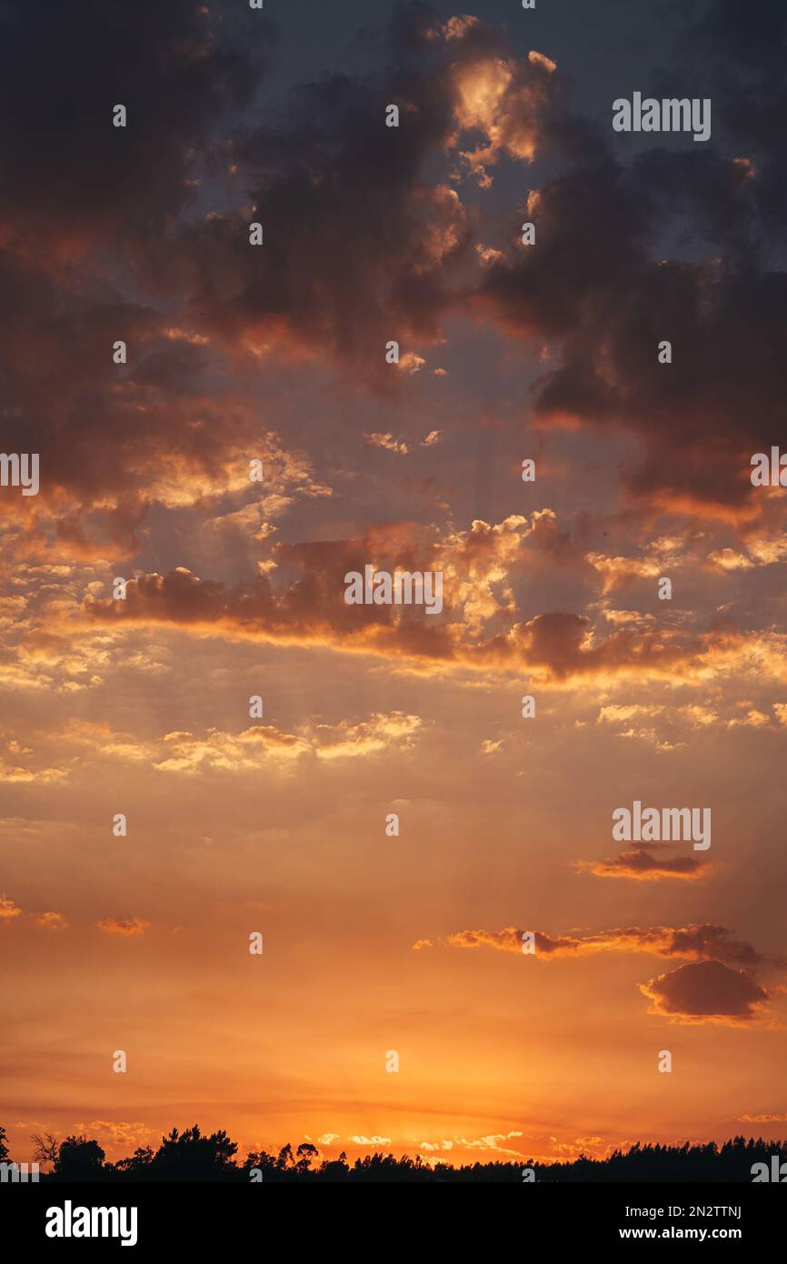 Sonnenuntergang über den Bergen Stockfoto