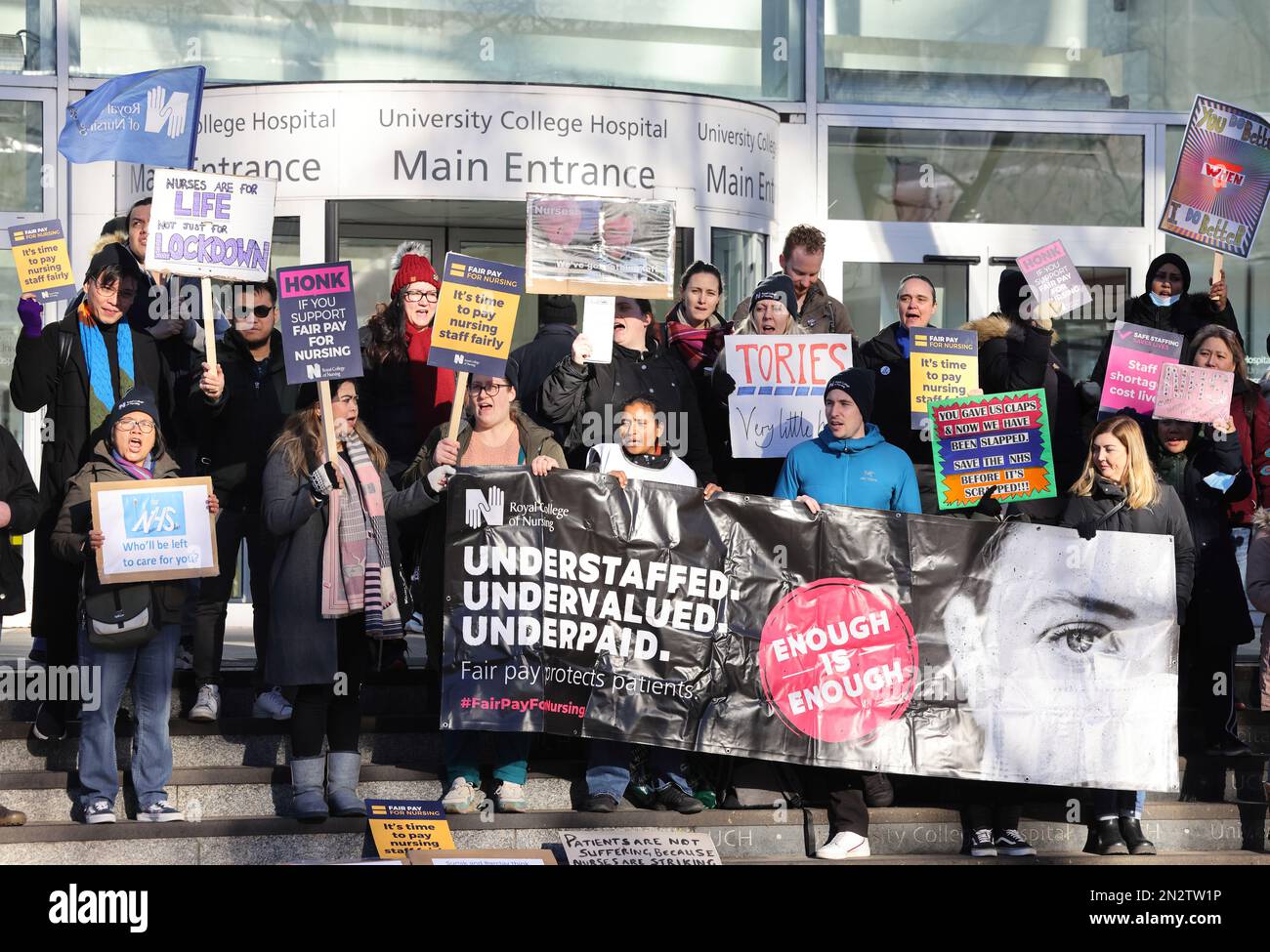 London, Vereinigtes Königreich, 7. Februar 2023. Streikende Krankenschwestern auf der Streikpostenlinie außerhalb der UCH an ihrem 2. Arbeitstag diese Woche. Ein Gesundheitsminister bestand darauf, dass es keine erneute Überprüfung der NHS-Bezahlung für dieses Jahr geben würde. Kredit : Monica Wells/Alamy Live News Stockfoto