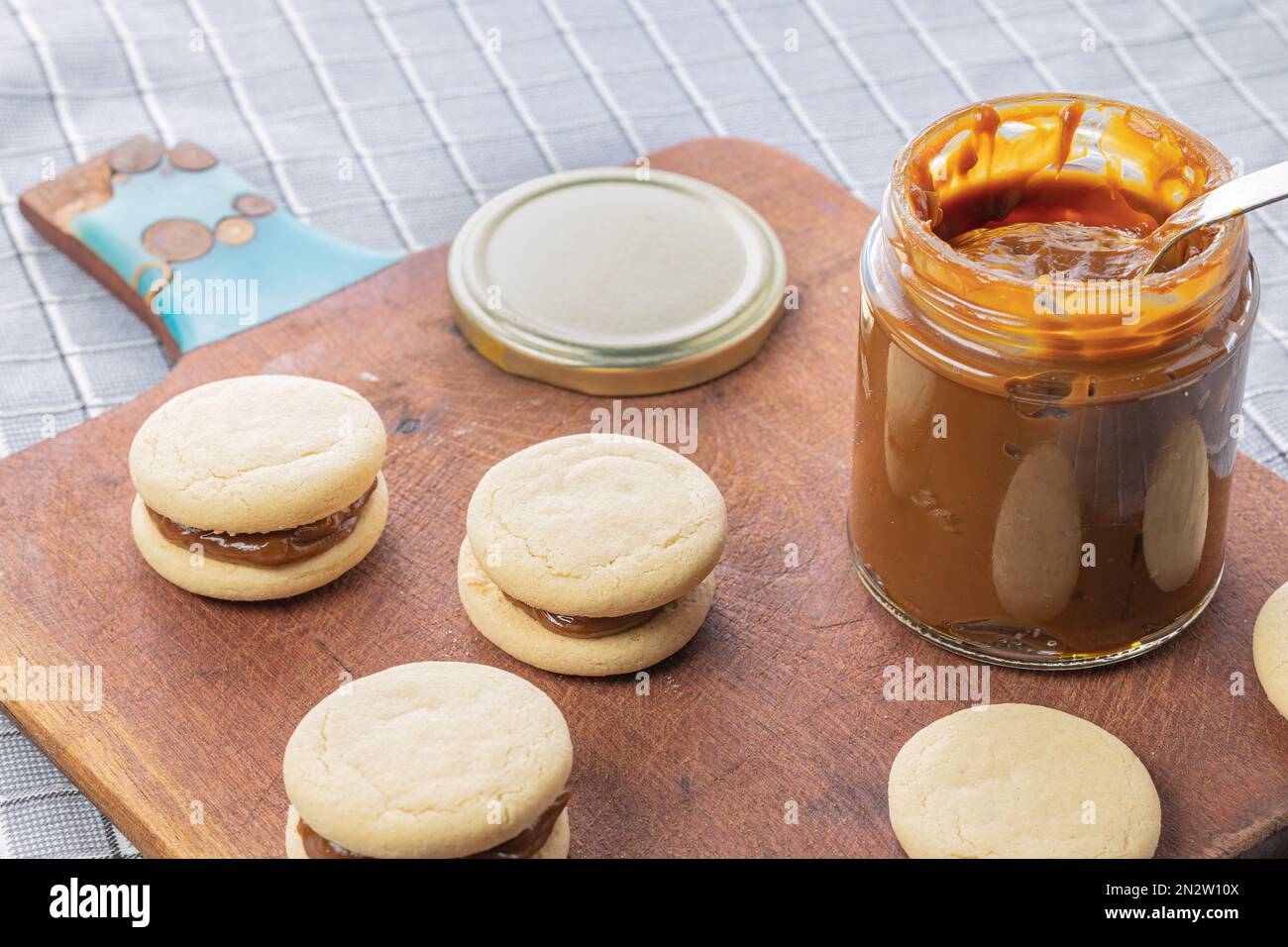 Alfajores de dulce de leche, traditionell süß aus Argentinien, auf Holzbrett. Stockfoto