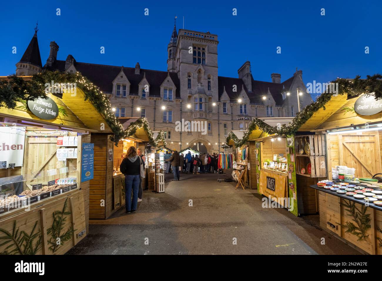 Weihnachtsmarkt in Broad Street at Night, Oxford, Oxfordshire, England, Vereinigtes Königreich, Europa Stockfoto