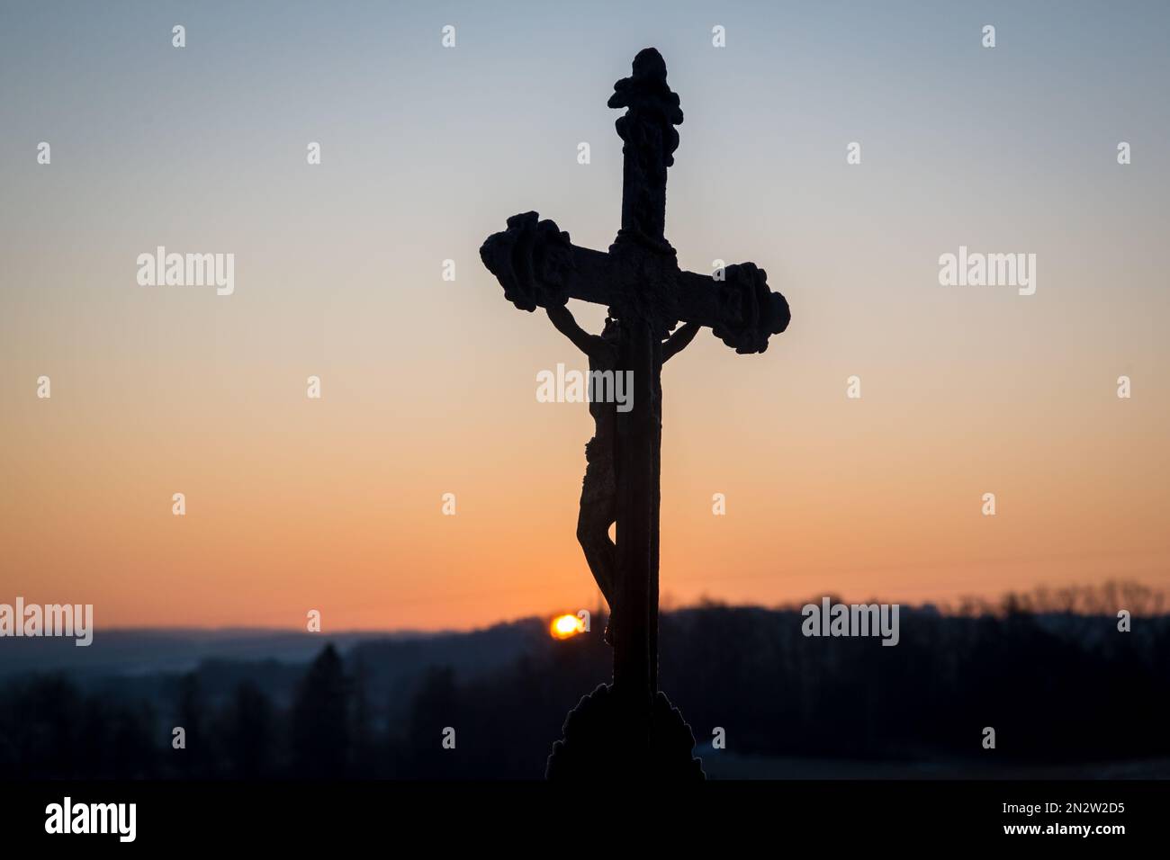 Wegkreuzung und Sonnenaufgang an einem kalten Wintermorgen, Waldviertel/Österreich Stockfoto