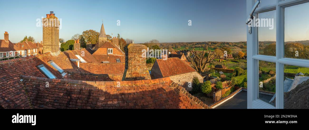 Blick über das Dorf Burwash mit der St. Bartholomew's Kirche und der High Weald Landschaft, Burwash, East Sussex, England, Großbritannien, Europa Stockfoto