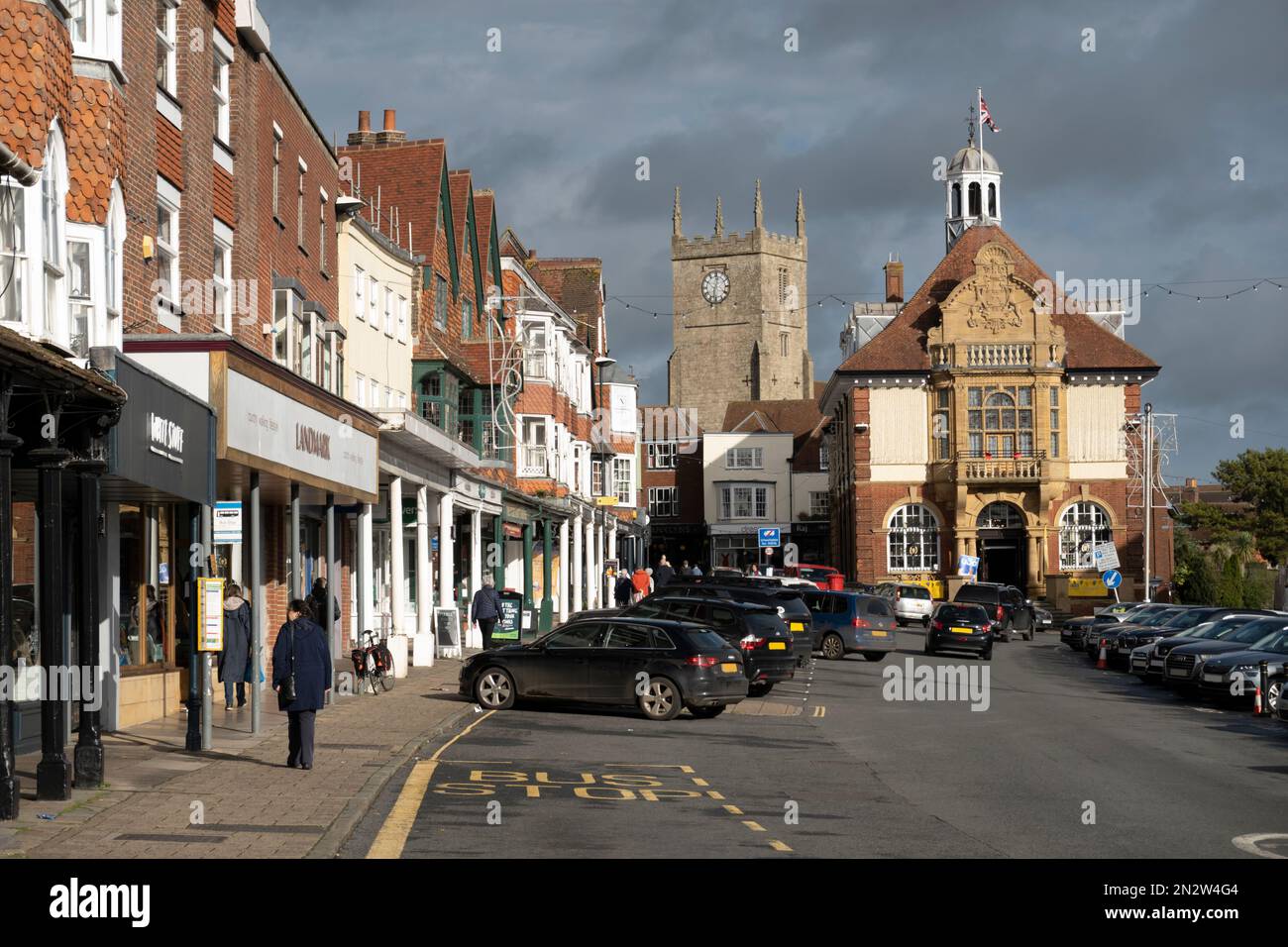 Geschäfte und Rathaus entlang der High Street, Marlborough, Wiltshire, England, Großbritannien, Europa Stockfoto
