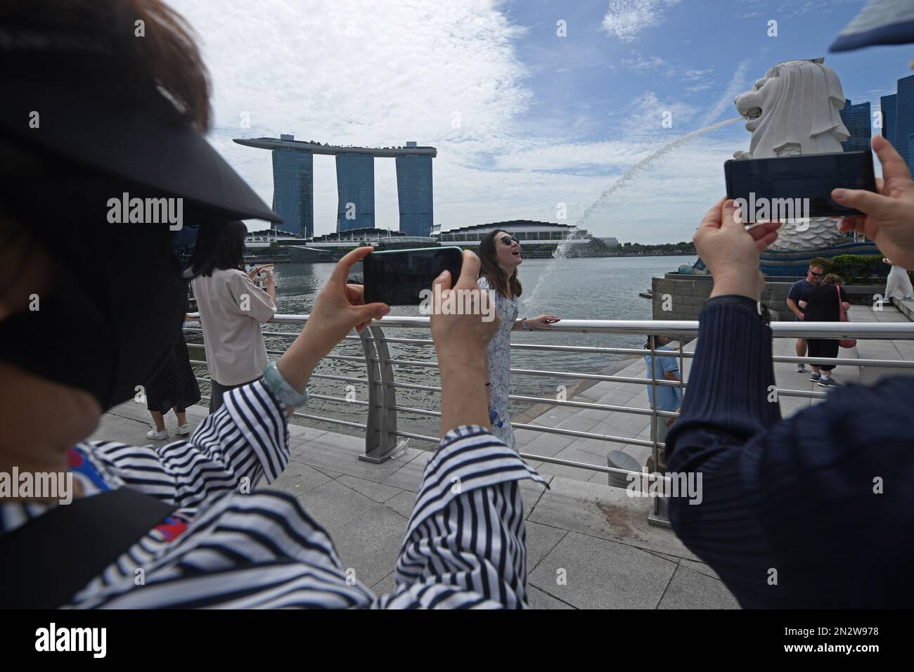 (230207) -- SINGAPUR, 7. Februar 2023 (Xinhua) -- chinesische Touristen machen Fotos im Merlion Park in Singapur am 7. Februar 2023. Singapur begrüßte die erste Gruppe chinesischer Reisegruppen, seit China die Ausflüge wieder aufnahm. (Foto von dann Chih Wey/Xinhua) Stockfoto