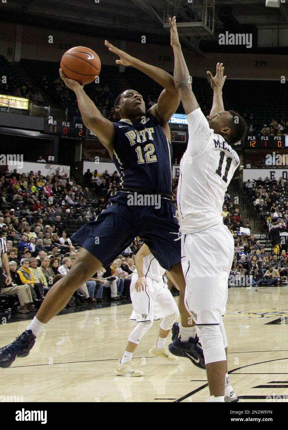 Pittsburgh's Chris Jones (12) shoots over Wake Forest's Greg McClinton (11) during the first half of an NCAA college basketball game in Winston-Salem, N.C., Sunday, March 1, 2015. (AP Photo/Chuck Burton) Stockfoto