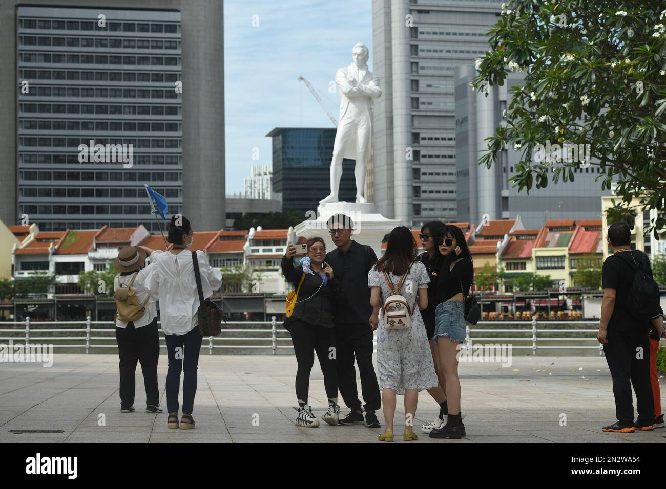 (230207) -- SINGAPUR, 7. Februar 2023 (Xinhua) -- am 7. Februar 2023 werden chinesische Touristen entlang des Singapore River in Singapur gesehen. Singapur begrüßte die erste Gruppe chinesischer Reisegruppen, seit China die Ausflüge wieder aufnahm. (Foto von dann Chih Wey/Xinhua) Stockfoto