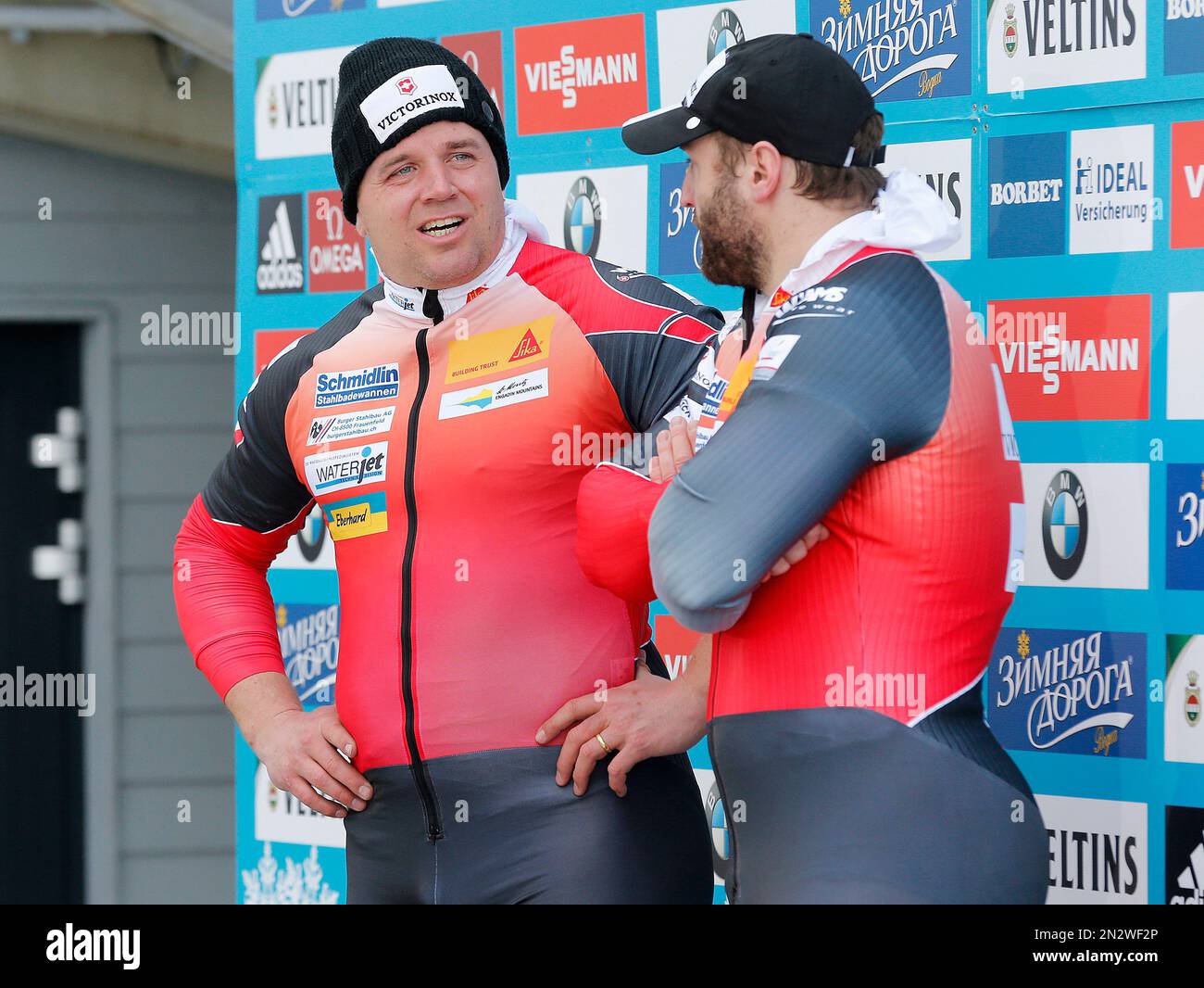 Switzerland's Beat Hefti, left, and Alex Baumann stand on the podium after their last run in the two-man bobsled competition at the Bob and Skeleton World Championships in Winterberg, Germany, Sunday, March 1, 2015. (AP Photo/Michael Probst) Stockfoto