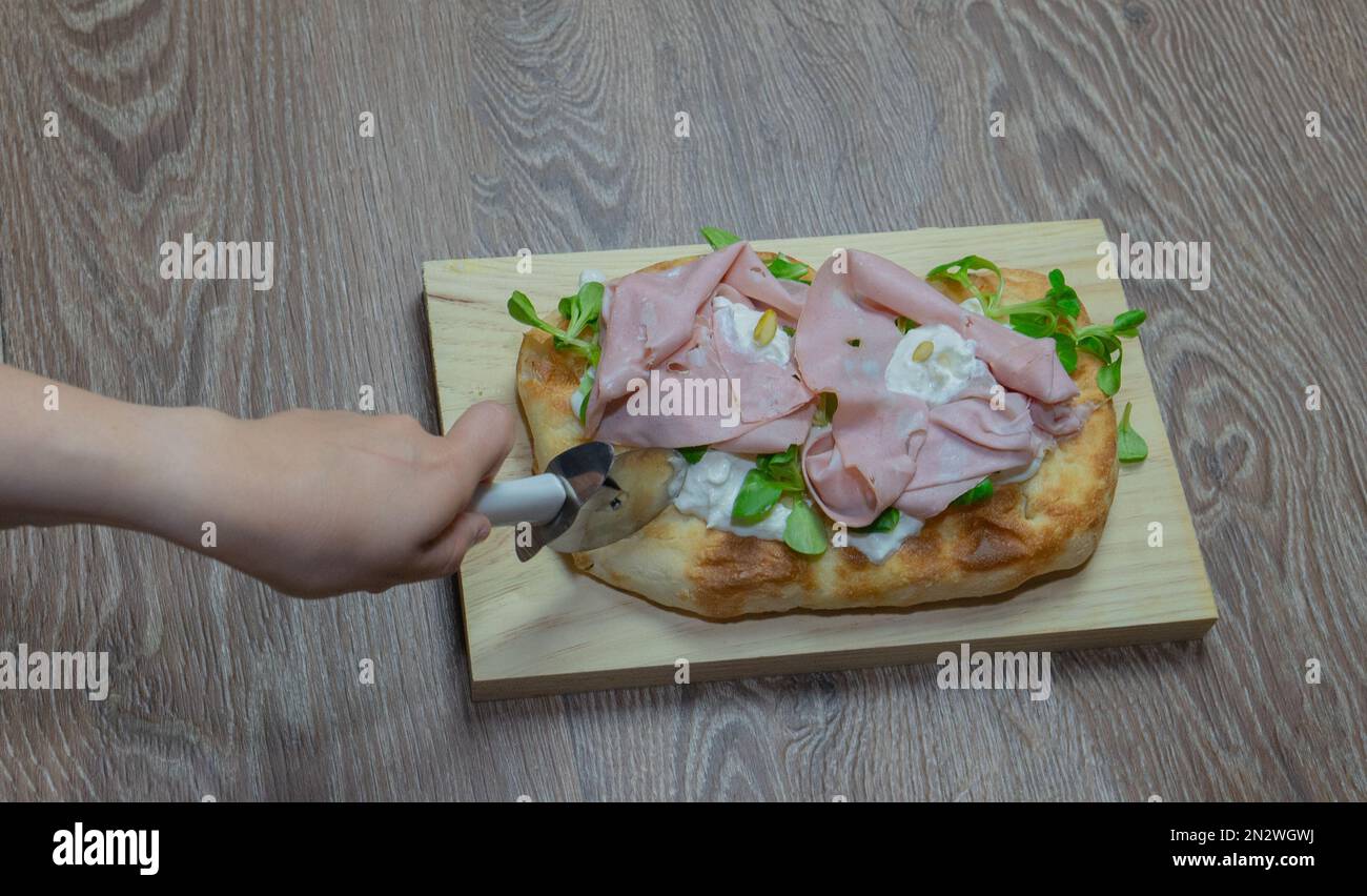 Römische Pinsa, Variante der klassischen italienischen Pizza, garniert ...