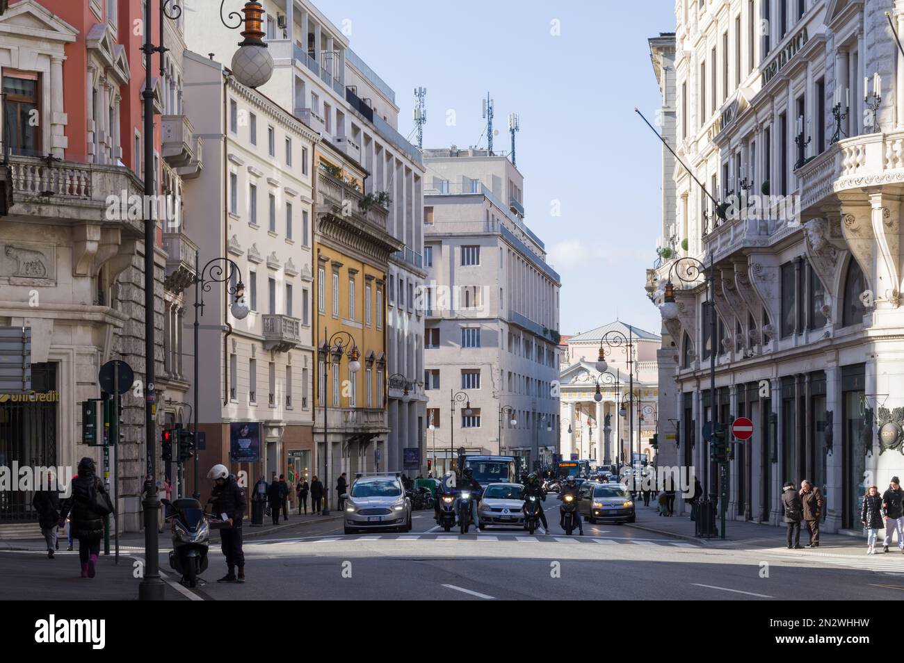 Triest, Italien (25. Januar 2023) - Corso Italia, eine der Hauptstraßen im Zentrum von Triest Stockfoto