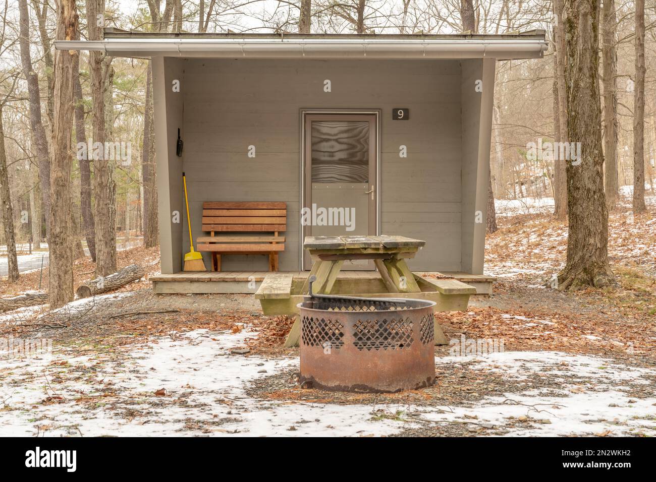Blick auf eine kleine moderne Mietkabine in einem State Park. Stockfoto
