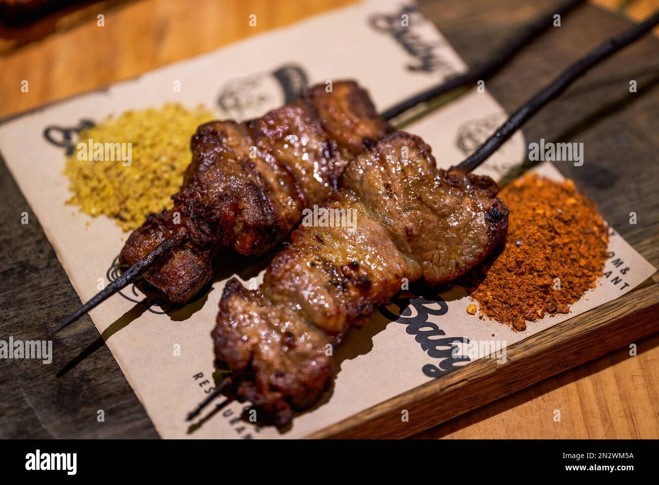 Ein knuspriger und attraktiver Holzkohlegrillspieß Stockfoto