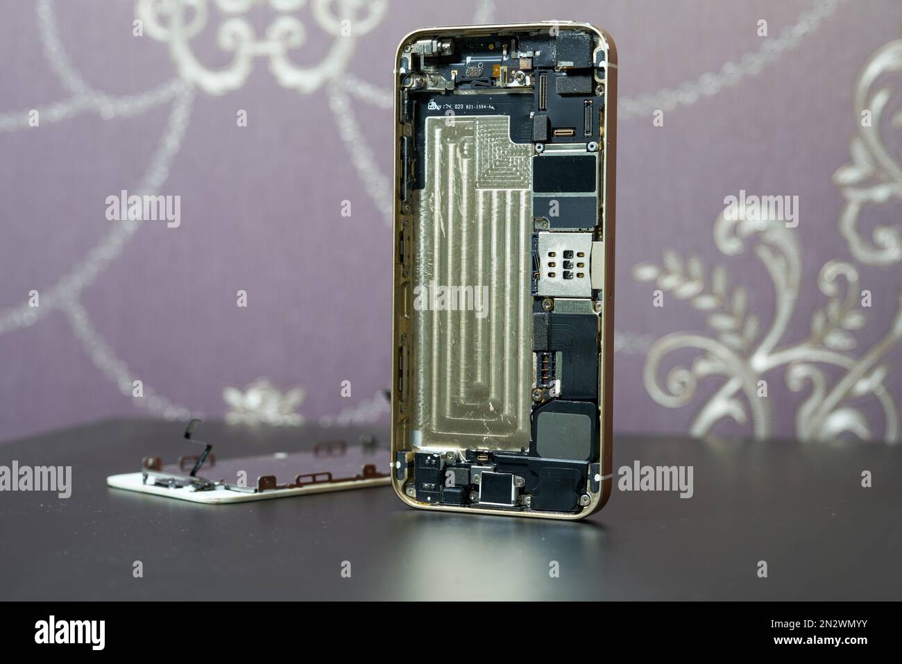 Die internen Bauteile und Komponenten eines demontierten Smartphones Stockfoto