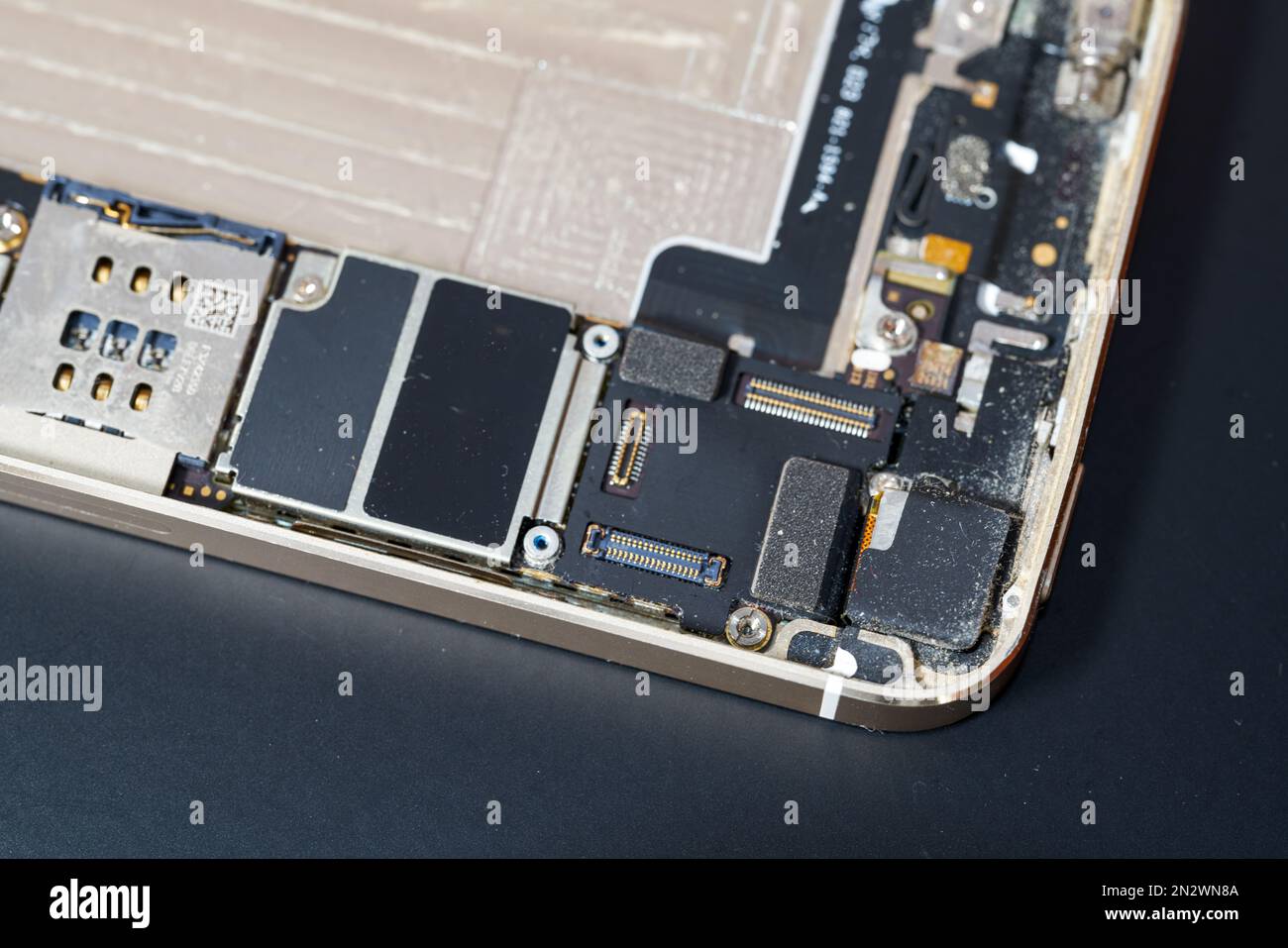 Die internen Bauteile und Komponenten eines demontierten Smartphones Stockfoto