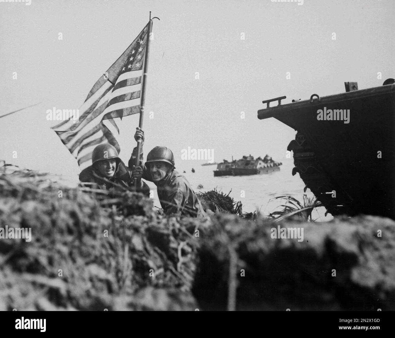 GUAM, MARIANEN - 20. Juli 1944 - zwei amerikanische Offiziere legen acht Minuten nach den Angriffstruppen der US-Marines und der US-Armee die amerikanische Flagge auf Guam Stockfoto