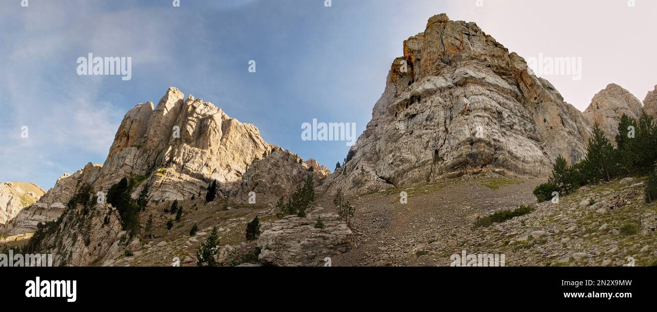 Panoramablick auf die Sierra del Cadi Bergkette von der nördlichen Seite Base (Alt Urgell, Lleida, Pre-Pyrenees, Katalonien, Spanien) Stockfoto