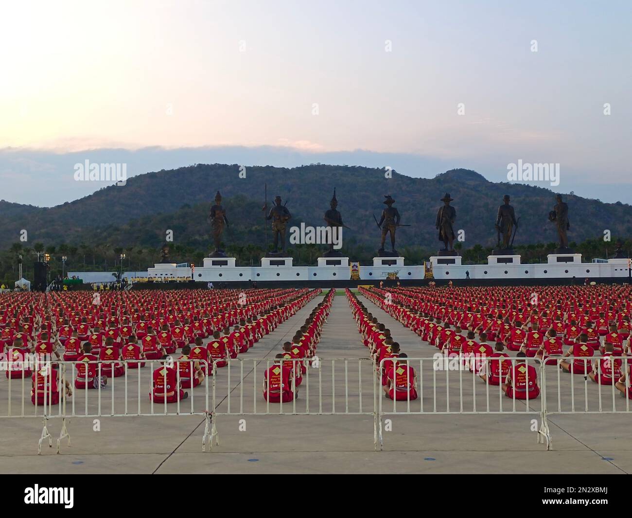 Neuer Guinness Weltrekord für die größte Anzahl von Muay Thai-Kämpfern, die sich an einem Ort versammelt haben, Ratchabhakti Park, Hua hin, Thailand Stockfoto