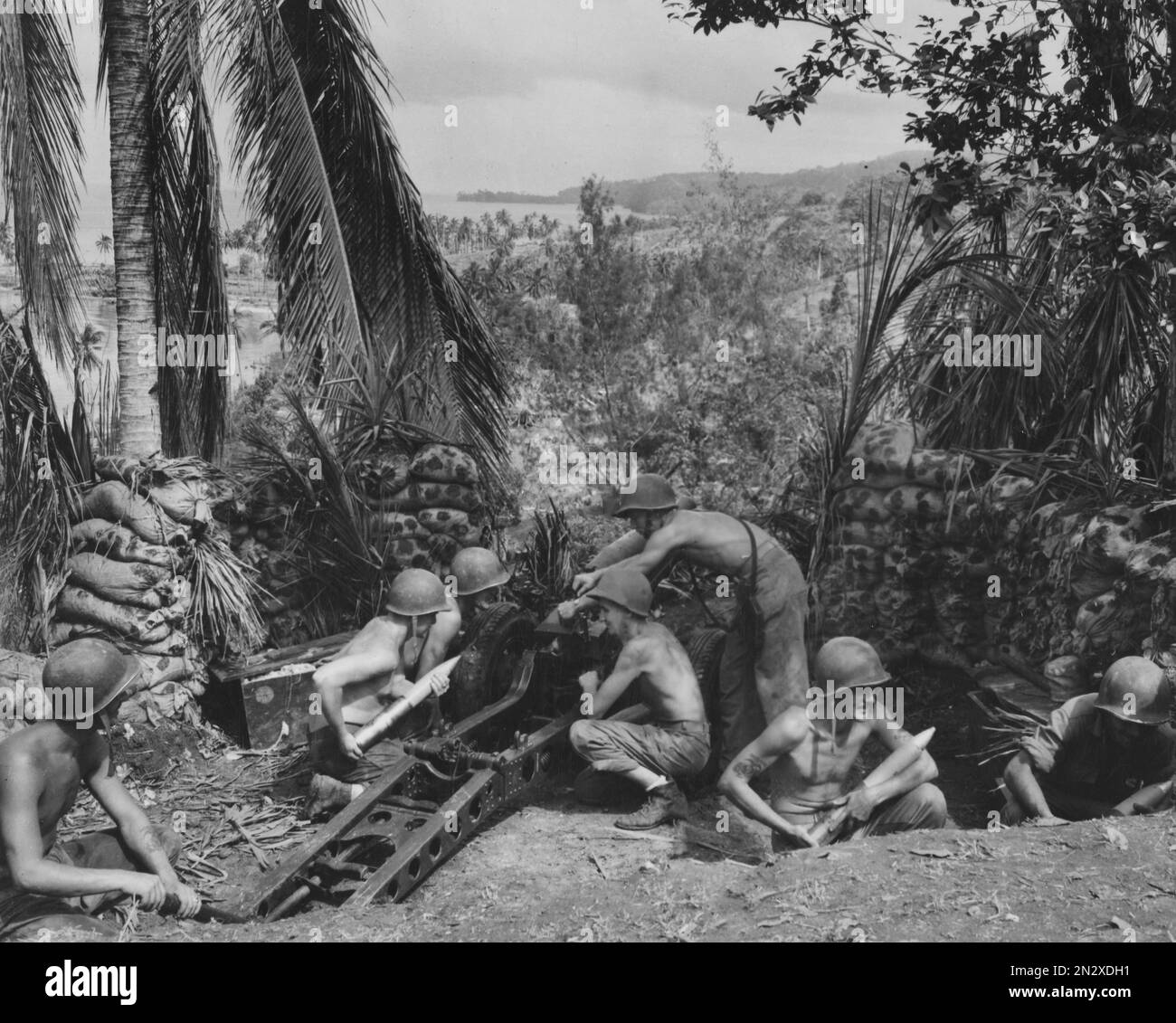 GUADALCANAL, SALOMONEN - circa 1942-1943 - US-Marines benutzen während der Schlacht von Guadalcanal auf der Salomon-Insel eine Howitzer-Artillerie mit 75mm Päckchen Stockfoto
