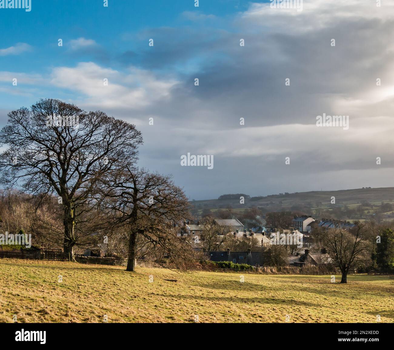 Starke Wintersonne und Schatten auf Middleton in Teesdale während einer Pause in den Wolken. Stockfoto