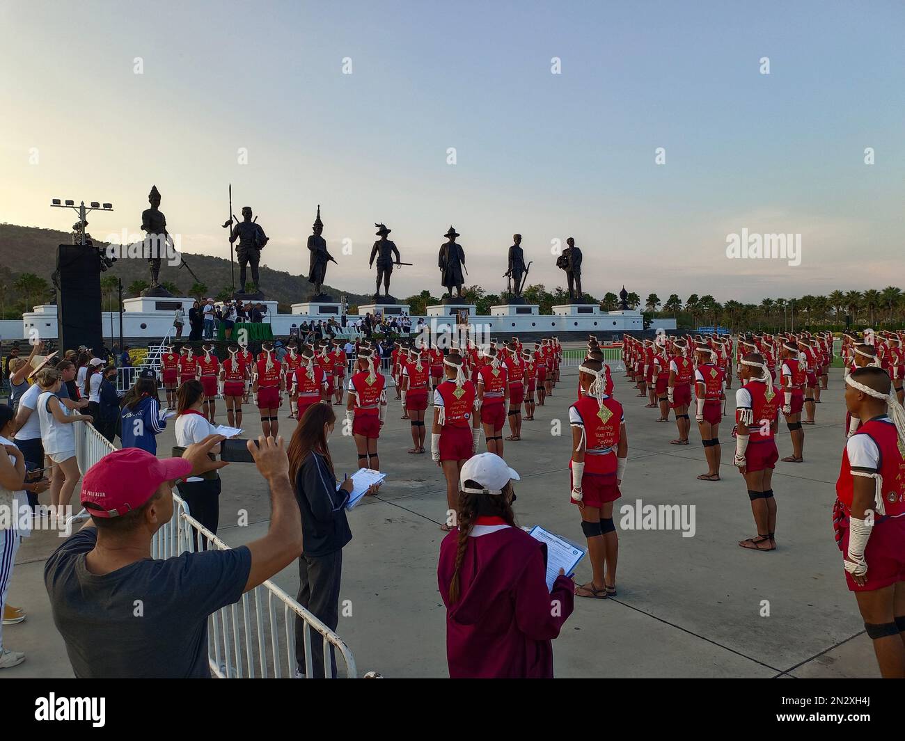 Neuer Guinness Weltrekord für die größte Anzahl von Muay Thai-Kämpfern, die sich an einem Ort versammelt haben, Ratchabhakti Park, Hua hin, Thailand Stockfoto