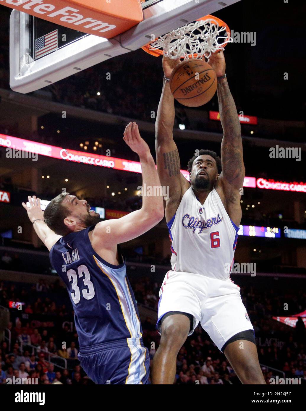 Los Angeles Clippers' DeAndre Jordan, left, dunks against Memphis Grizzlies' Marc Gasol, of Spain, during the first half of an NBA basketball game, Monday, Feb. 23, 2015, in Los Angeles. (AP Photo/Jae C. Hong) Stockfoto