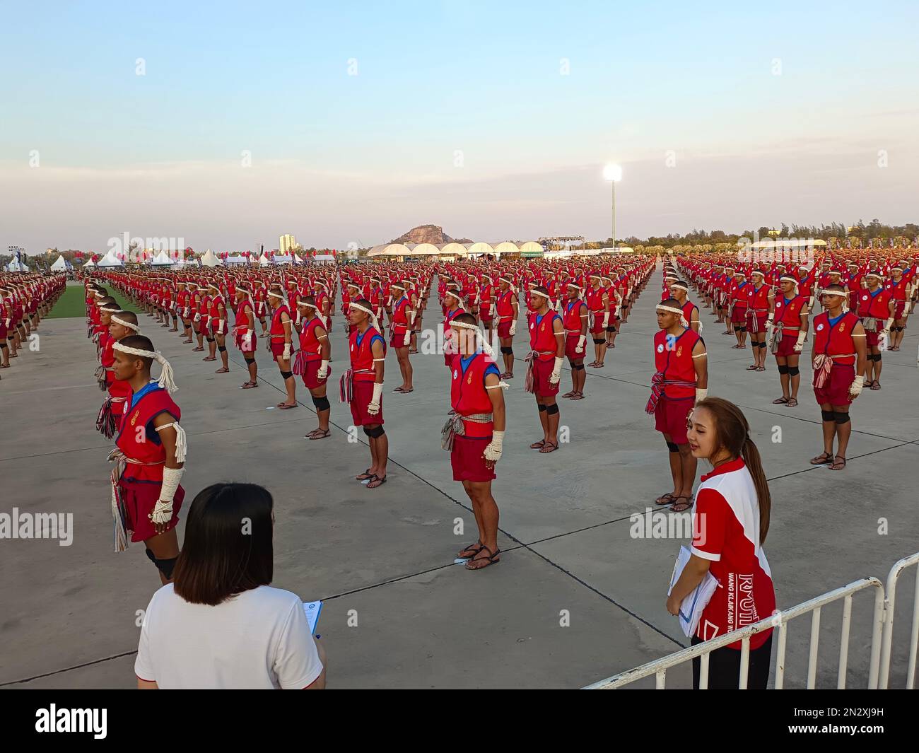 Neuer Guinness Weltrekord für die größte Anzahl von Muay Thai-Kämpfern, die sich an einem Ort versammelt haben, Ratchabhakti Park, Hua hin, Thailand Stockfoto