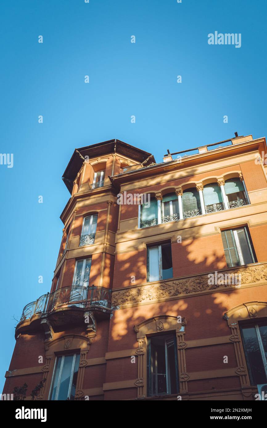 Gebäude Mit Blick Auf Die Straße Von Rom, Schatten Bei Sonnenuntergang Stockfoto