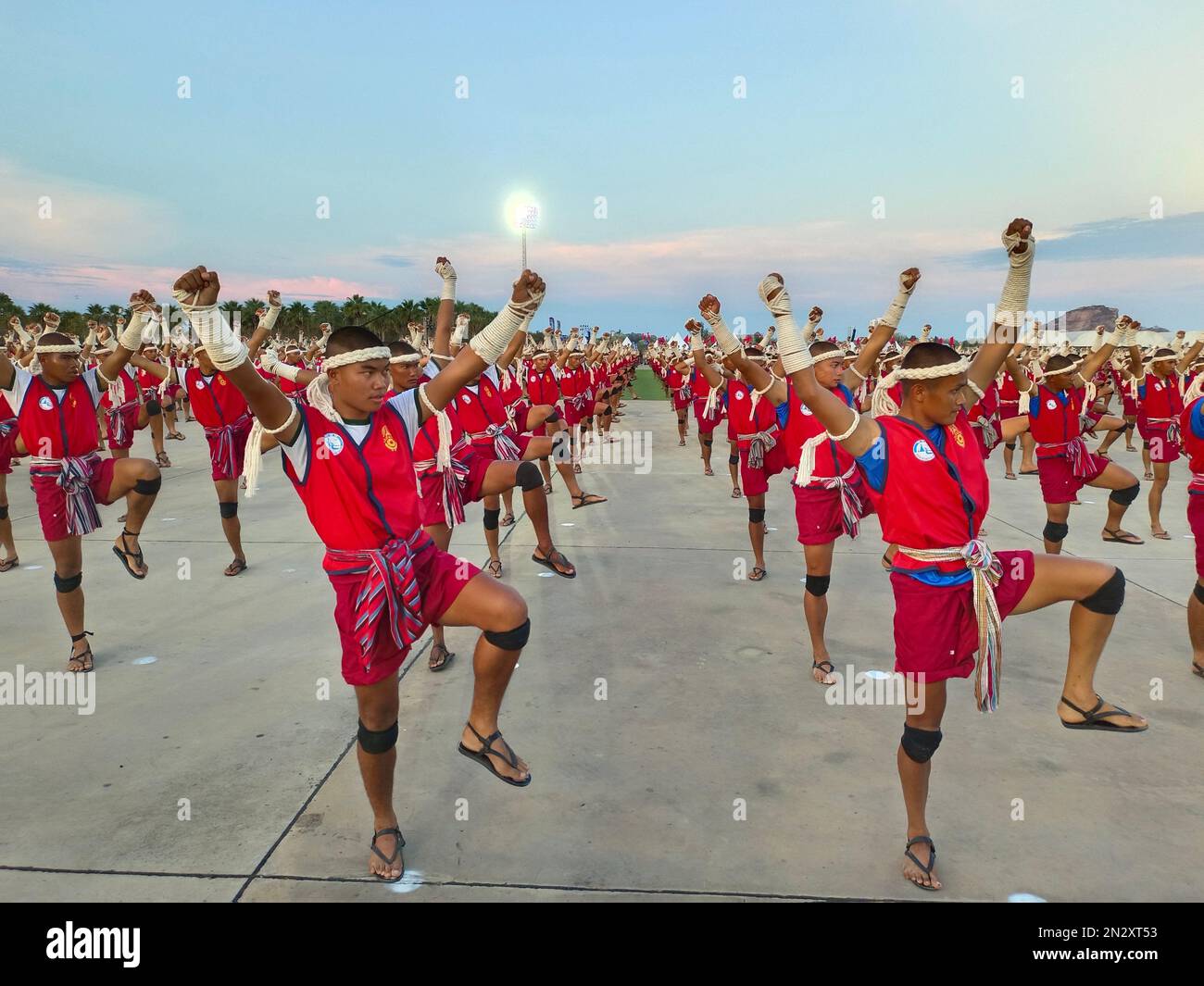 Neuer Guinness Weltrekord für die größte Anzahl von Muay Thai-Kämpfern, die sich an einem Ort versammelt haben, Ratchabhakti Park, Hua hin, Thailand Stockfoto