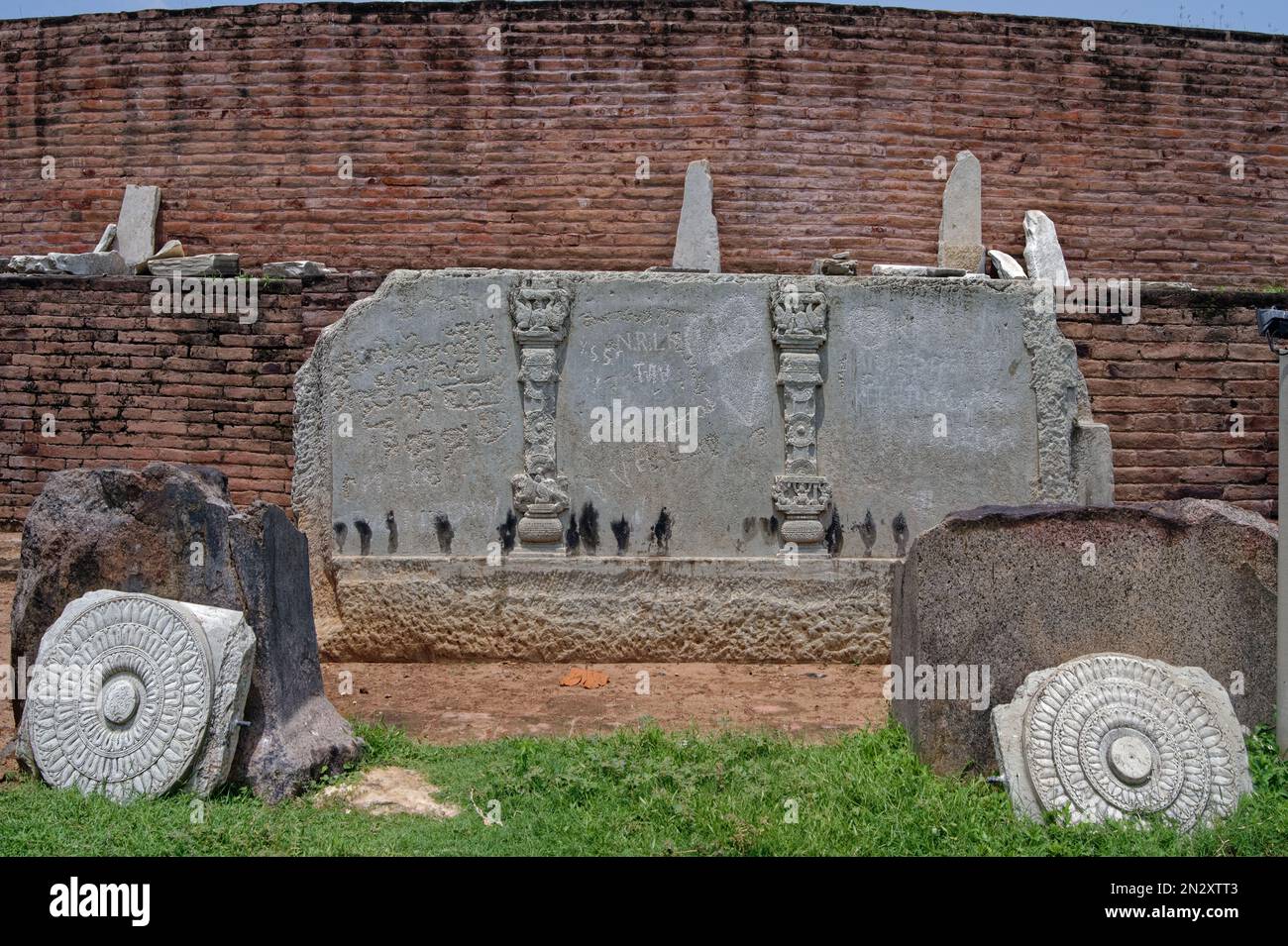 08 24 2015 Stein ruinierte den buddhistischen Maha Chaitya, eine große Stupa, die im 3. Jahrhundert v. Chr. in Amaravati, Andhra Pradesh, Indien Asien, erbaut wurde. Stockfoto