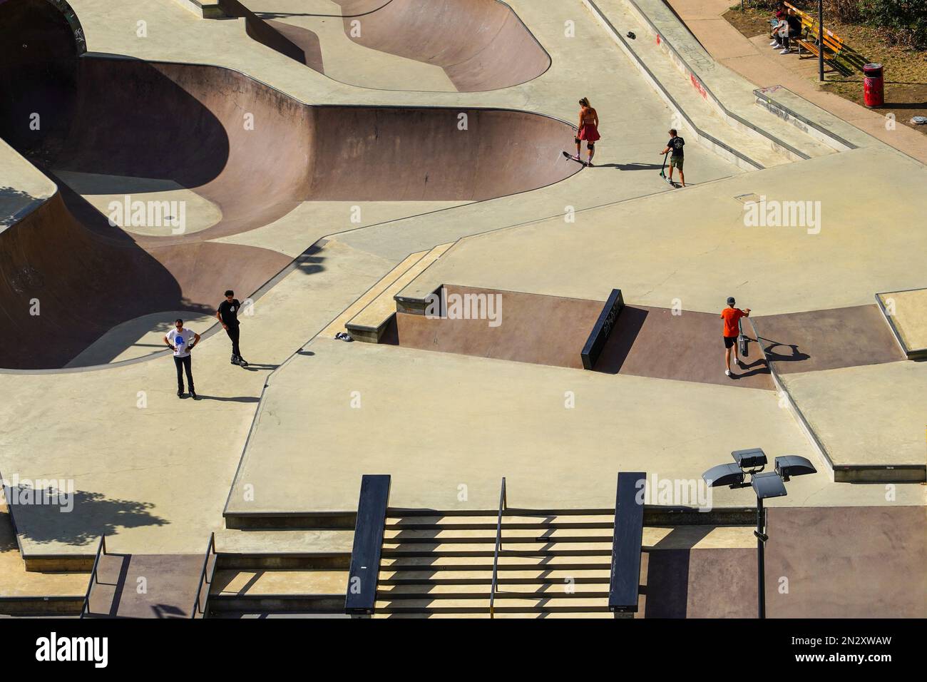 Ein großer, hochwertiger Skatepark im Petruss-Tal in der Rue Quirin in Luxemburg. Sie ist in die Überreste der alten Festung eingebettet. Stockfoto